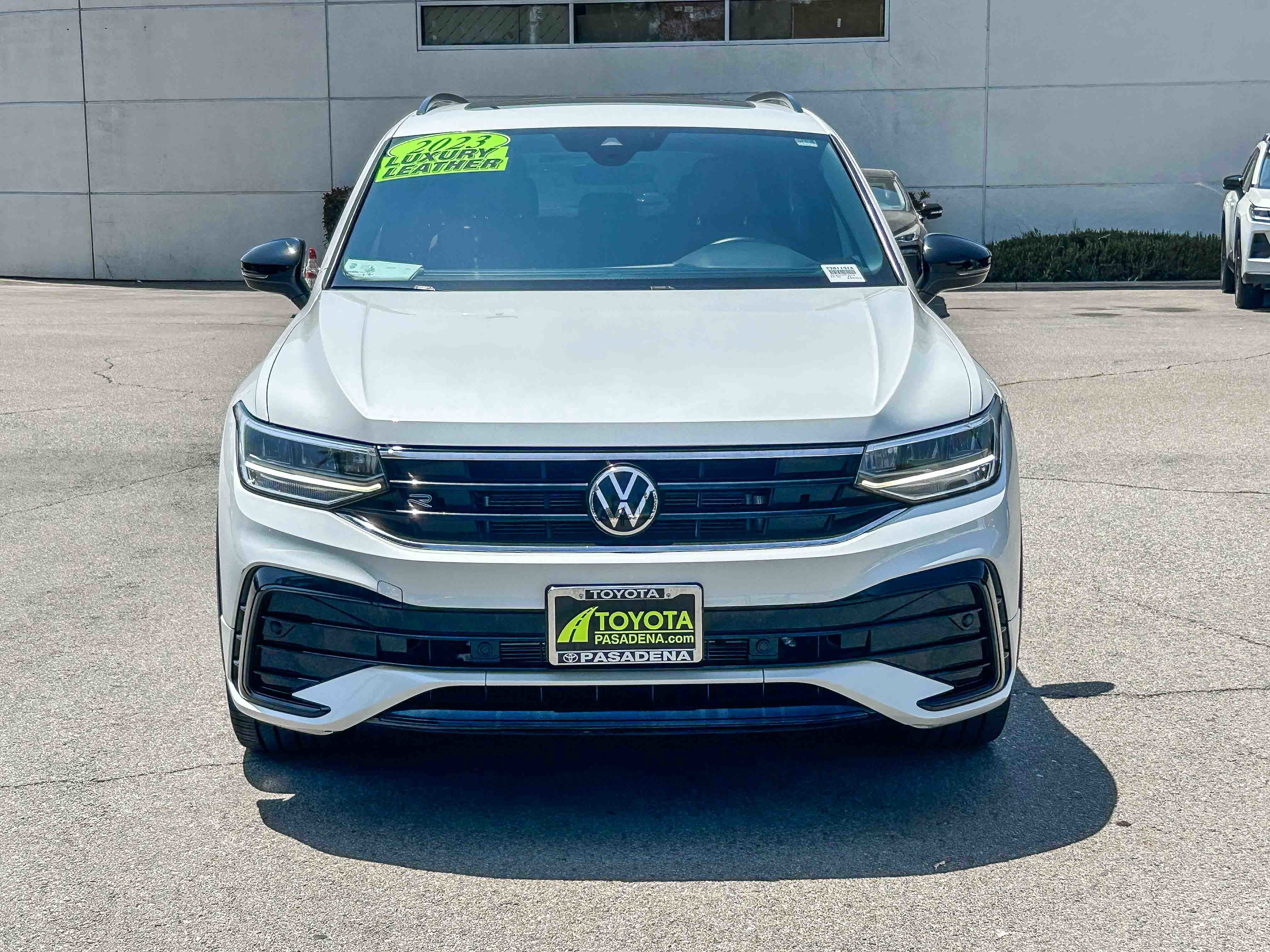 Used 2023 Volkswagen Tiguan SE R-Line FWD image 2