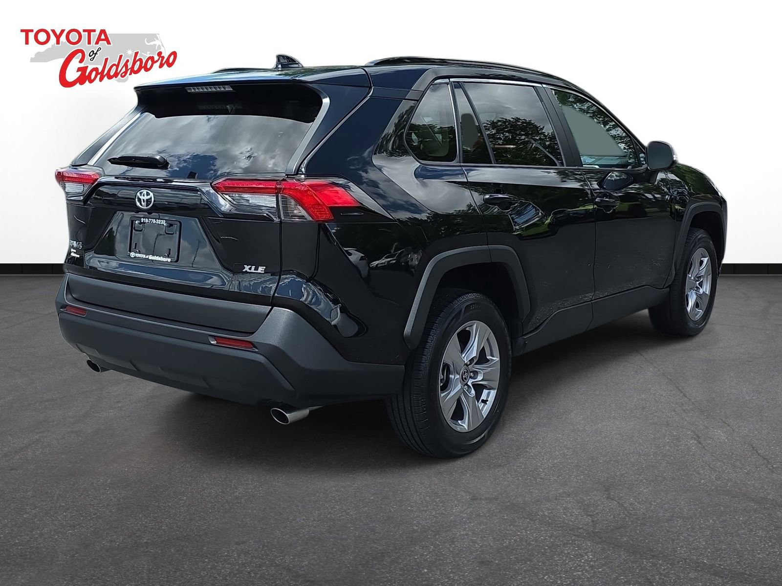 Used 2022 Toyota RAV4 XLE w/ Convenience Package FWD image 5