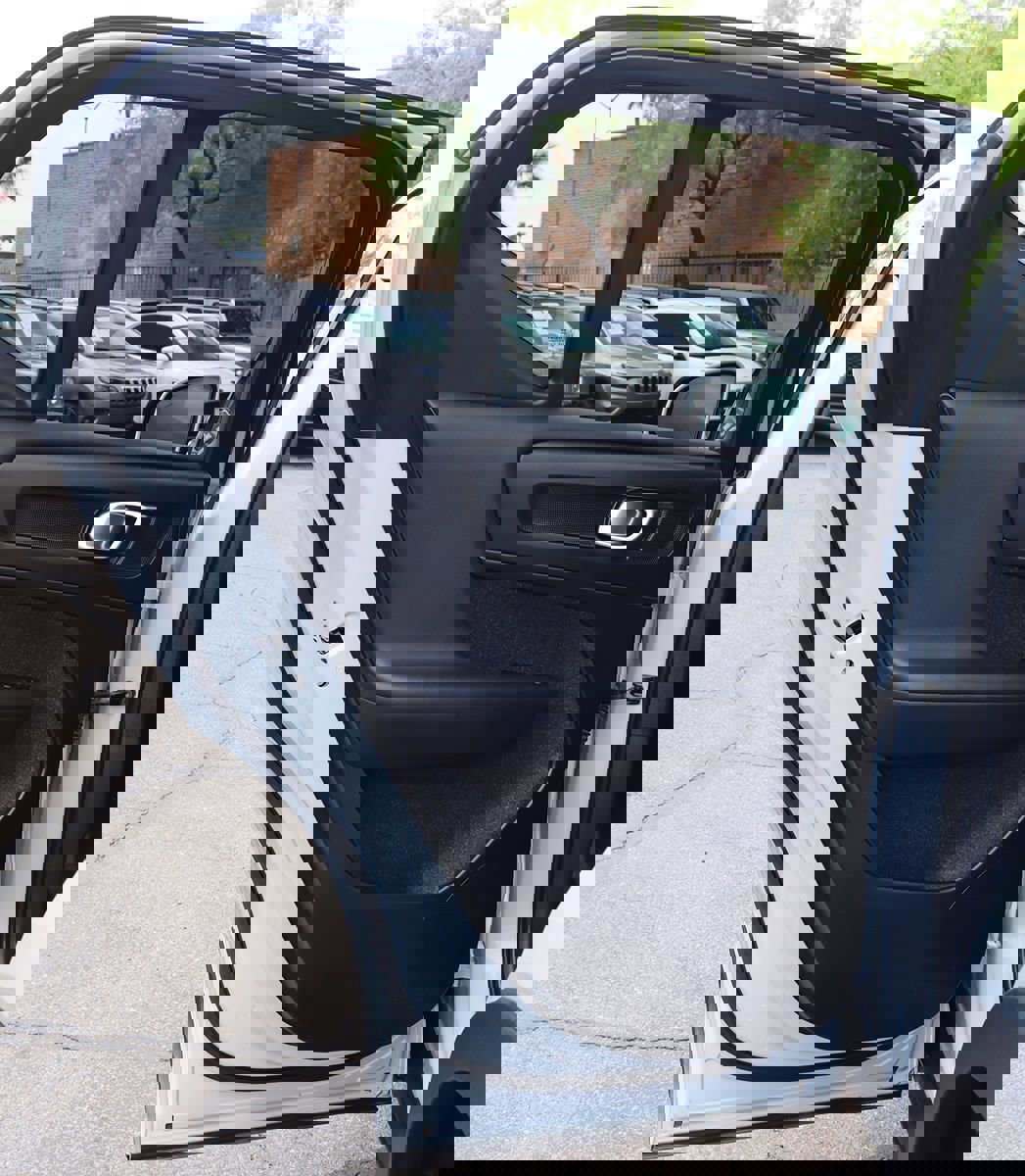 Used 2022 Volvo XC40 T4 Momentum image 23