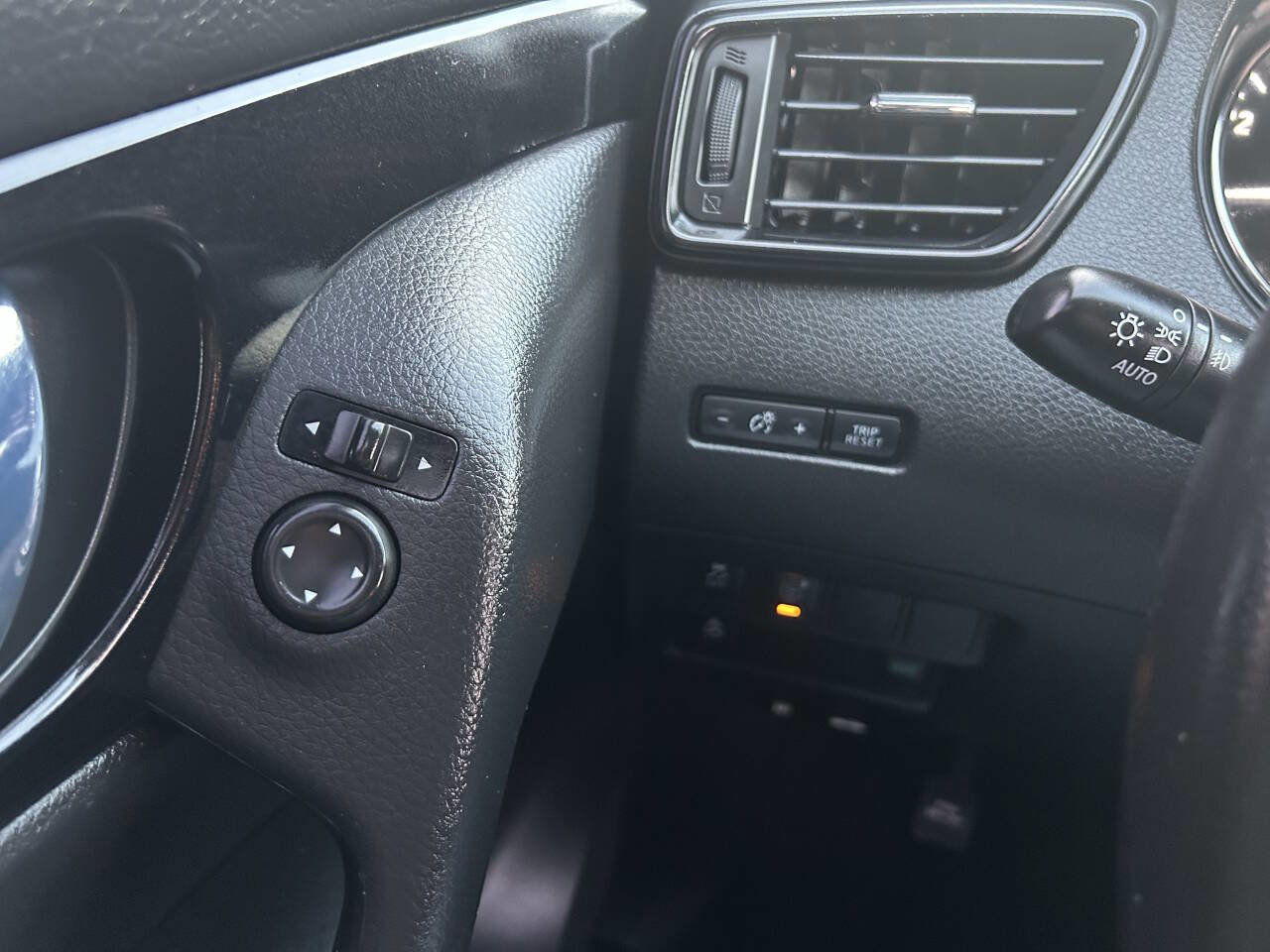 Used 2017 Nissan Rogue Sport SV w/ SV Premium Package image 11