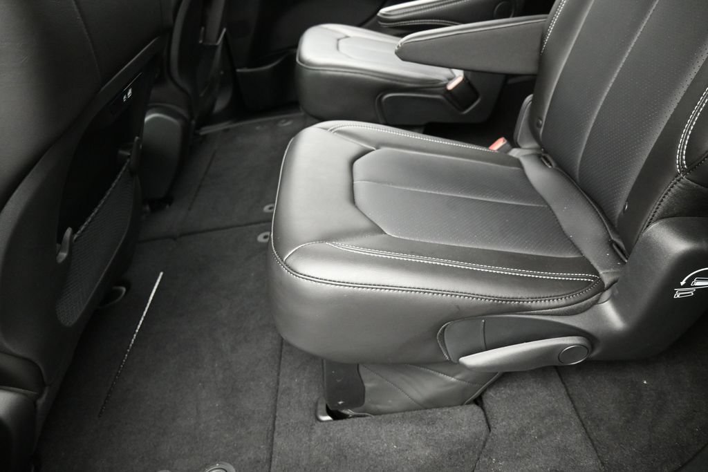 Used 2025 Chrysler Pacifica Select FWD image 27