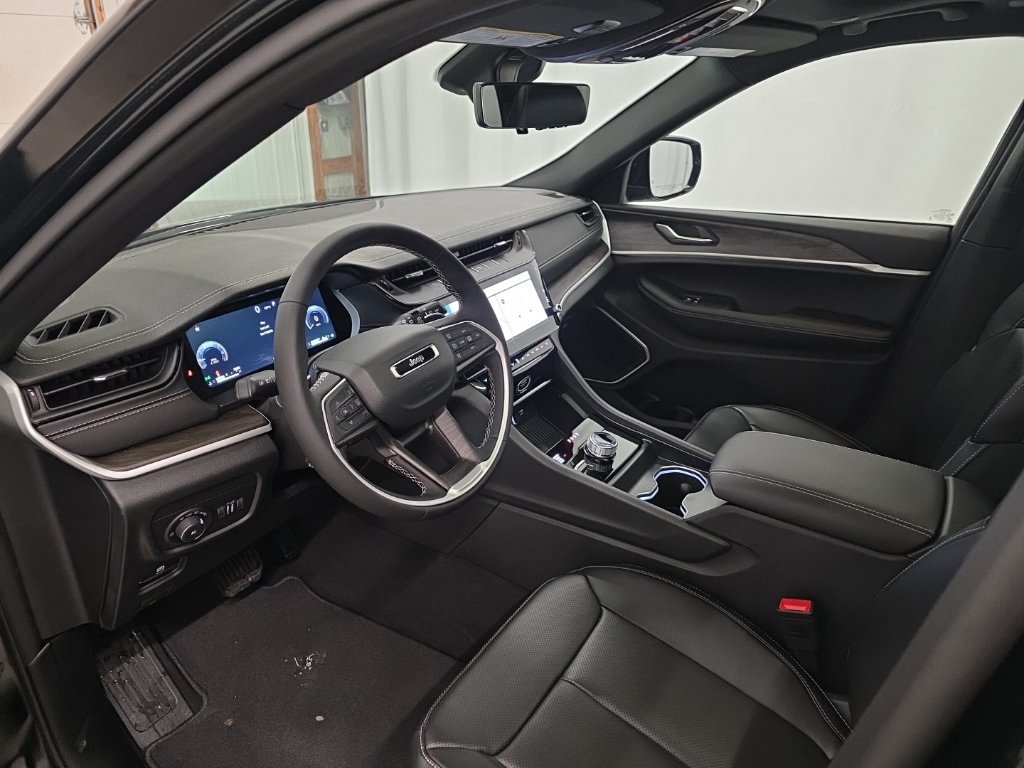 New 2026 Jeep Grand Cherokee Limited w/ Luxury Tech Group II AWD/4WD image 14