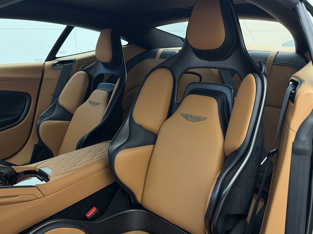 Used 2025 Aston Martin DB12 Coupe image 13