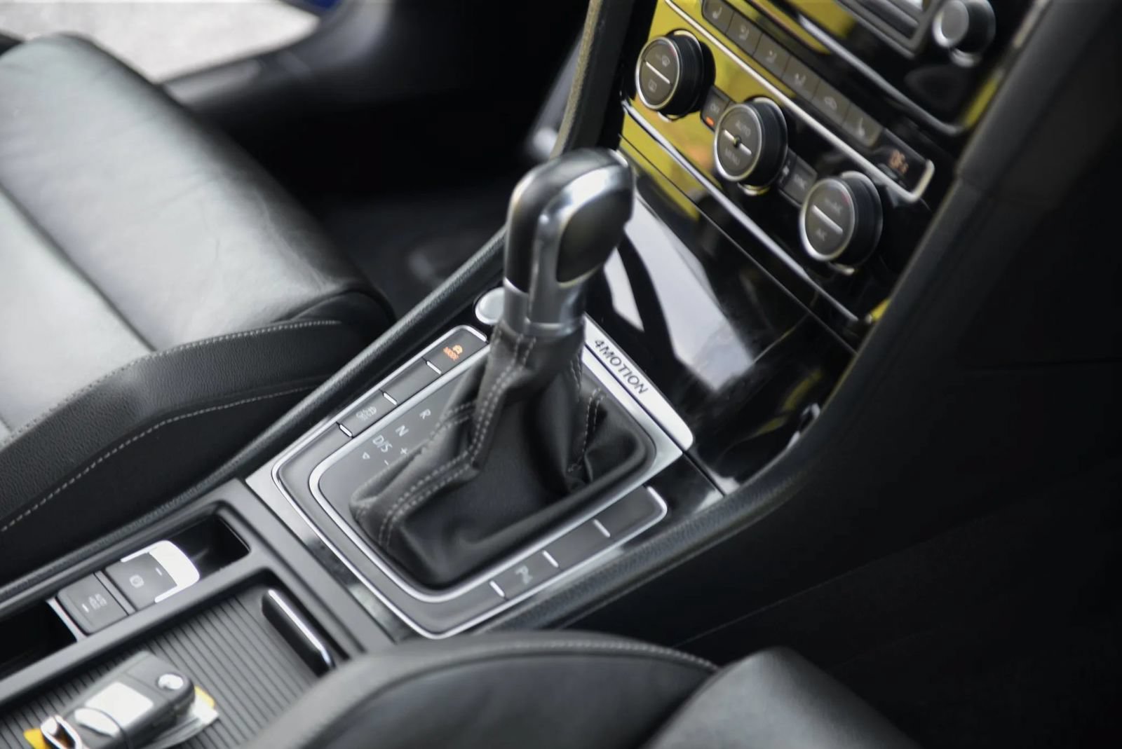 Used 2015 Volkswagen Golf R 4-Door AWD/4WD image 39