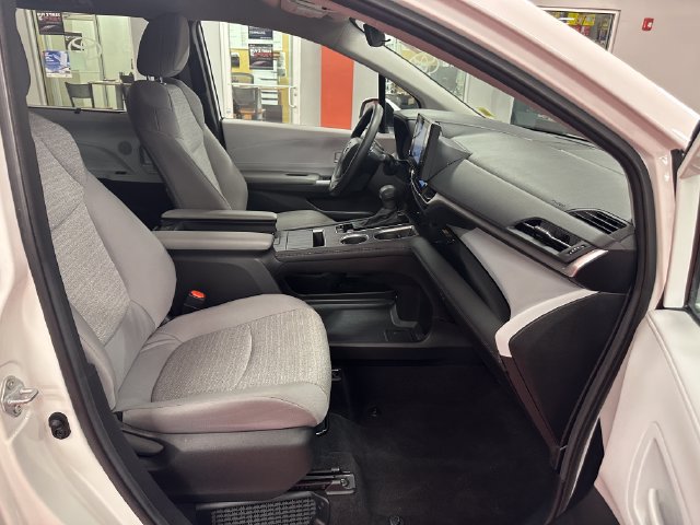 Certified 2025 Toyota Sienna LE FWD image 15