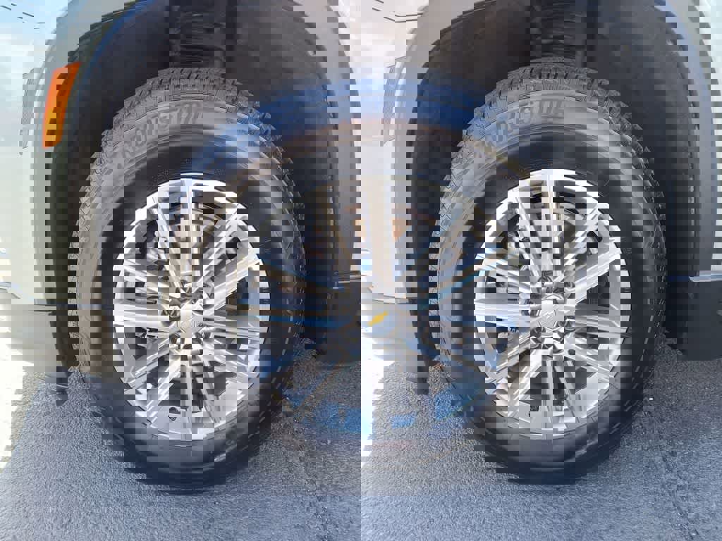 Used 2023 Chevrolet Traverse LT w/ Rear Camera Mirror Package image 10