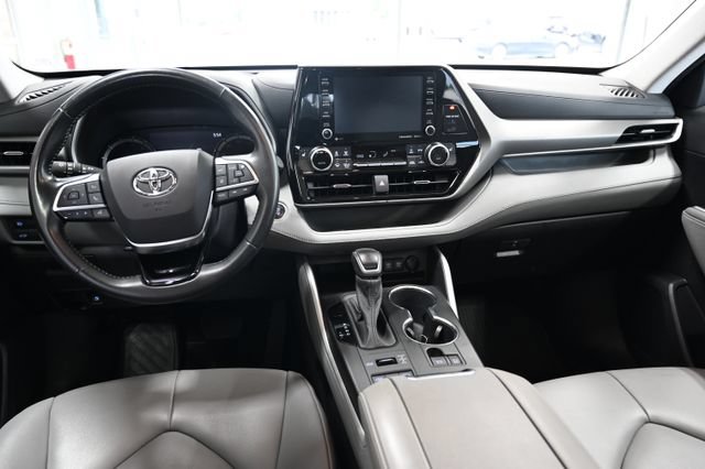 Used 2021 Toyota Highlander XLE AWD/4WD image 14