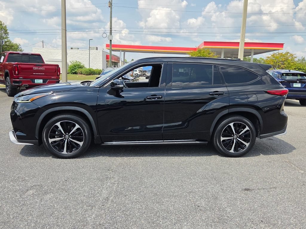 Used 2022 Toyota Highlander XSE FWD image 2