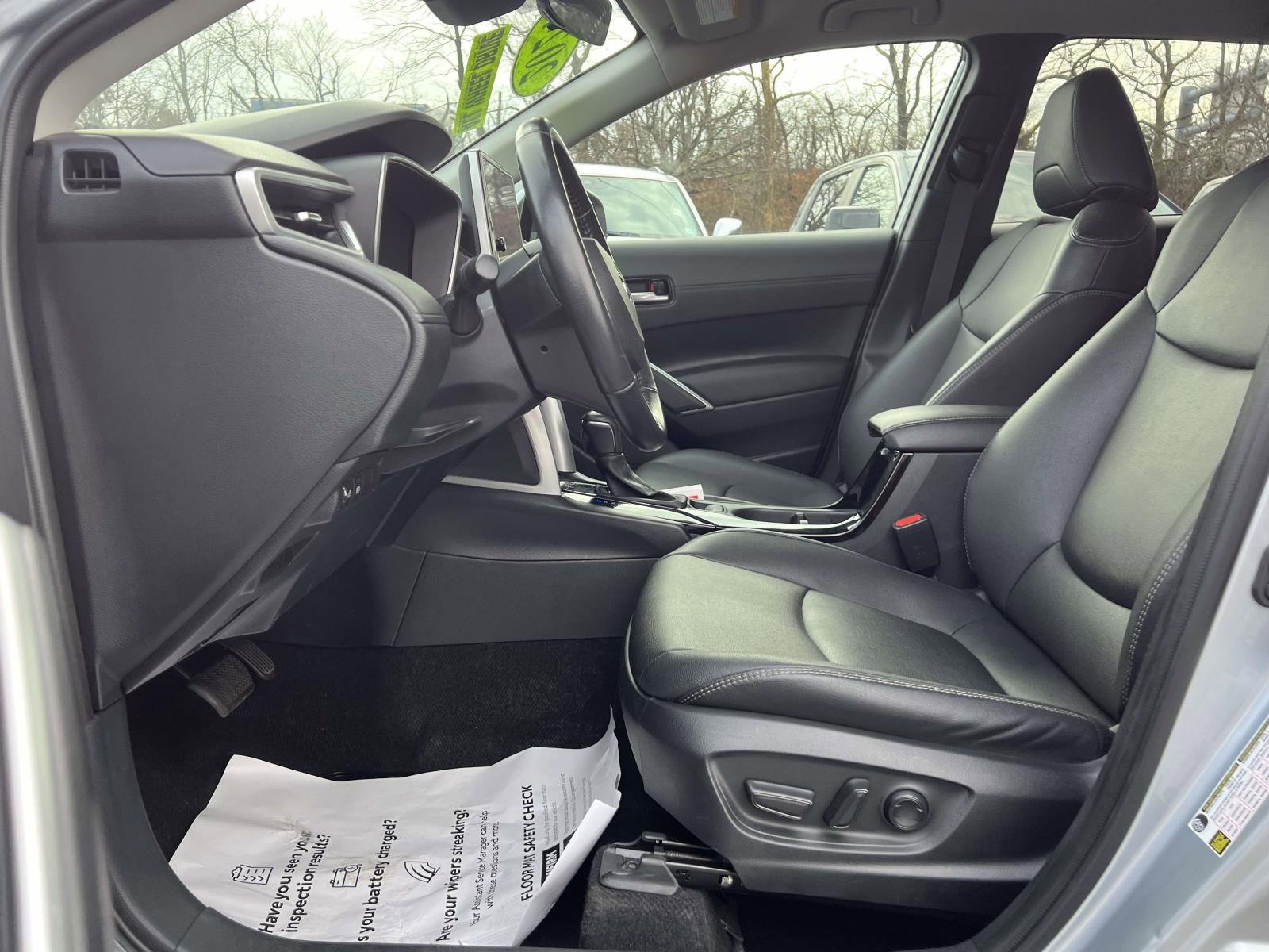 Used 2024 Toyota Corolla Cross XLE image 12