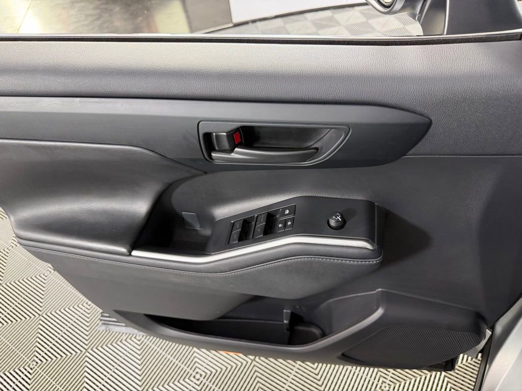 Used 2023 Toyota Highlander LE image 23