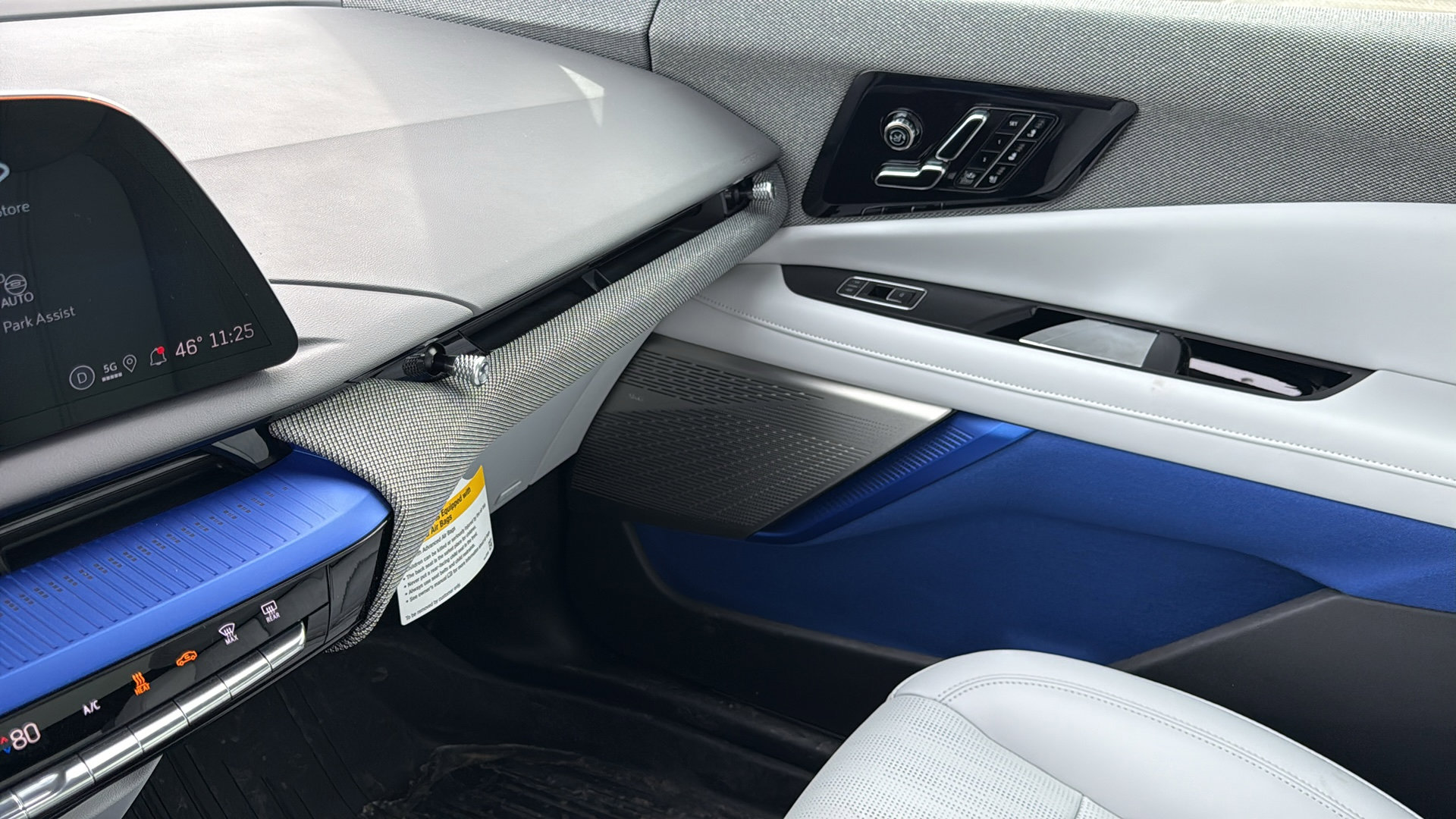 New 2026 Cadillac Optiq Luxury 2 image 24