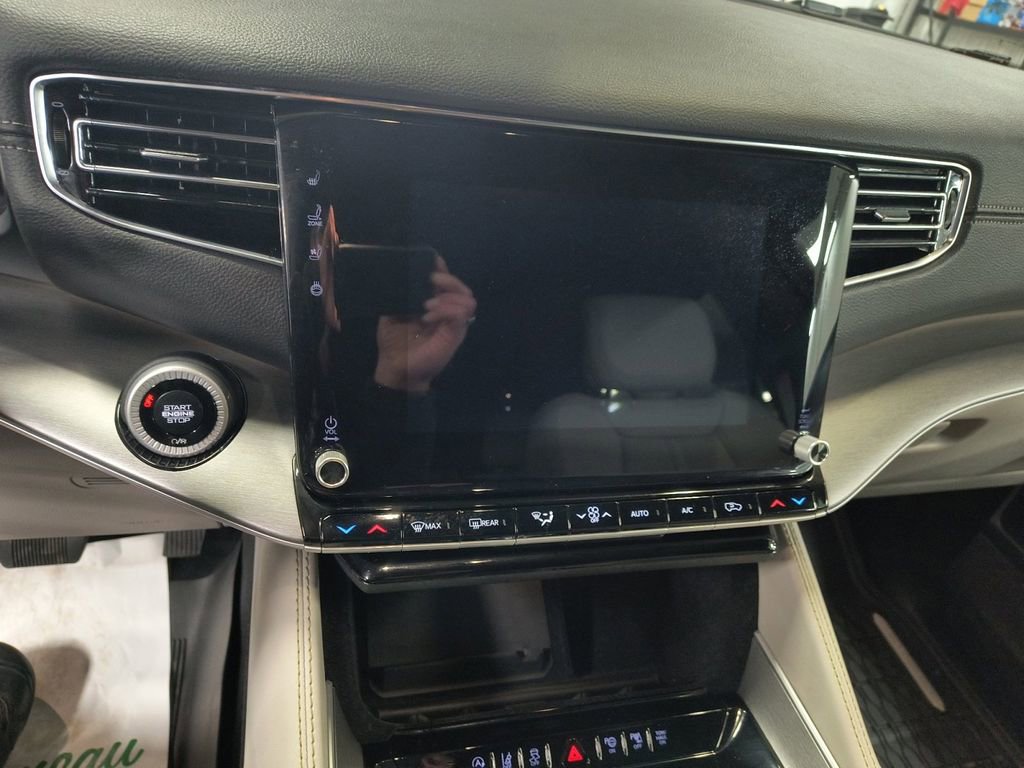 Used 2025 Jeep Wagoneer L Series III AWD/4WD image 21