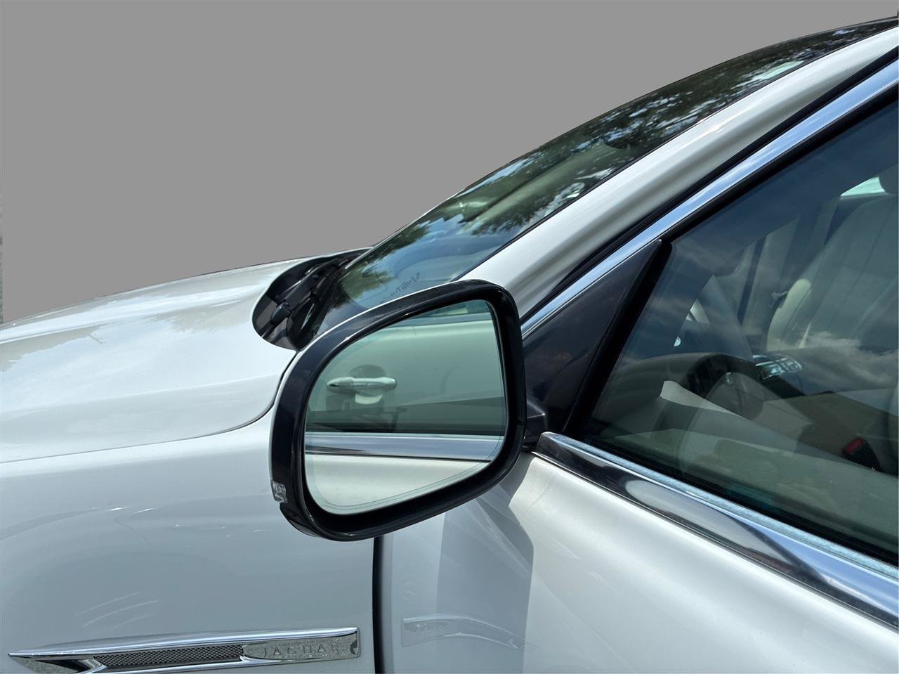 Used 2013 Jaguar XJ w/ Front Seat Comfort Pkg RWD image 30