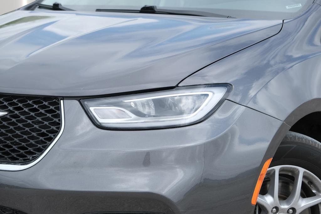 Used 2023 Chrysler Pacifica Touring-L FWD image 7