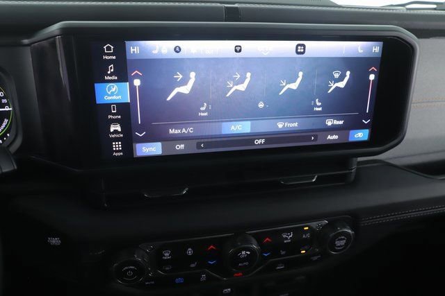 Used 2025 Jeep Wrangler Unlimited Sahara image 4