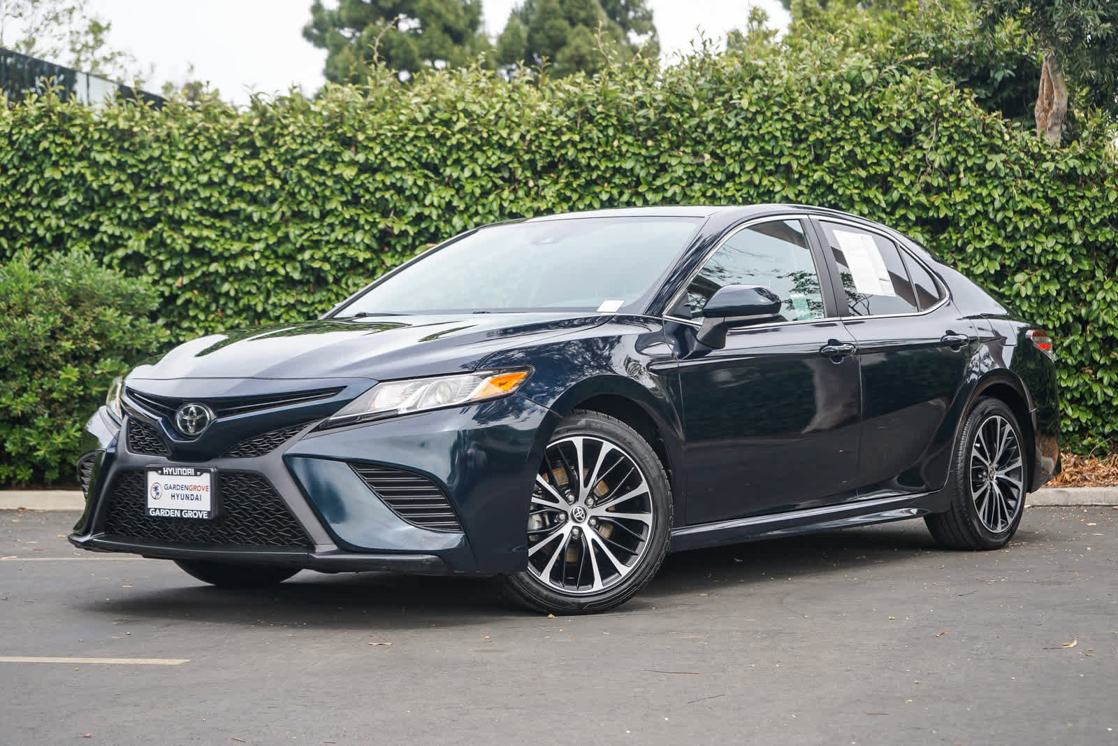 Used 2020 Toyota Camry SE image 1