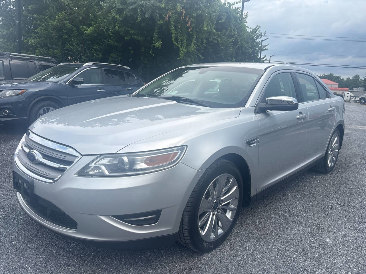 Used 2010 Ford Taurus Limited FWD image 6