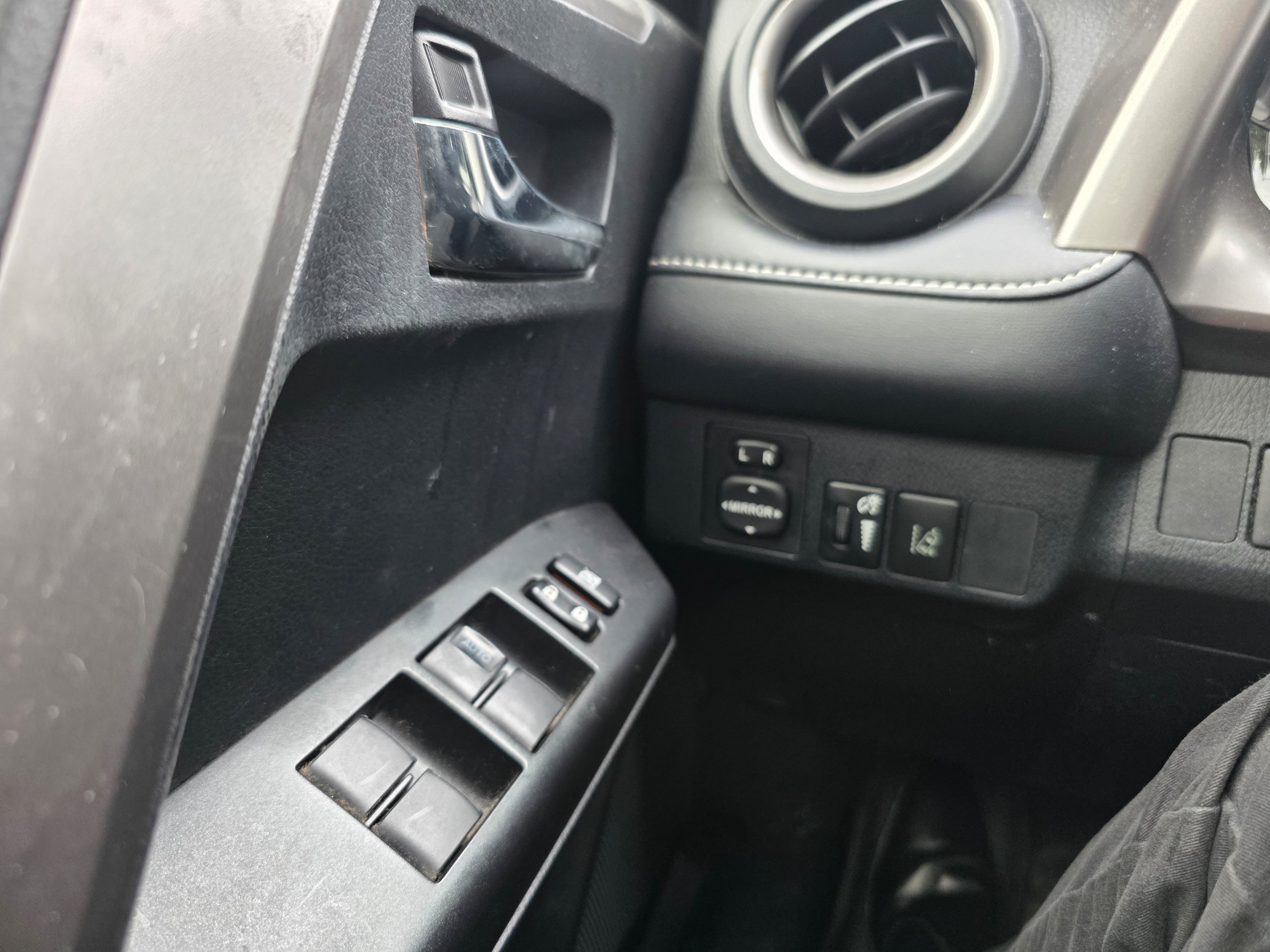 Used 2017 Toyota RAV4 XLE w/ Convenience Package AWD/4WD image 16