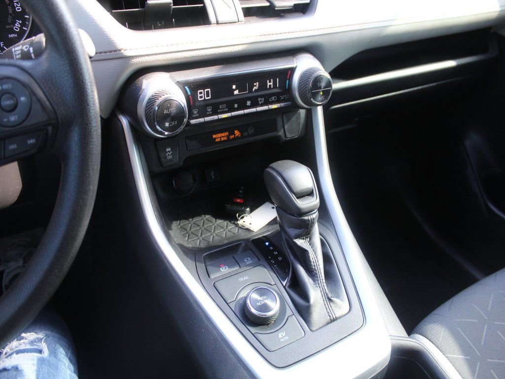 Used 2022 Toyota RAV4 XLE w/ Convenience Package image 17