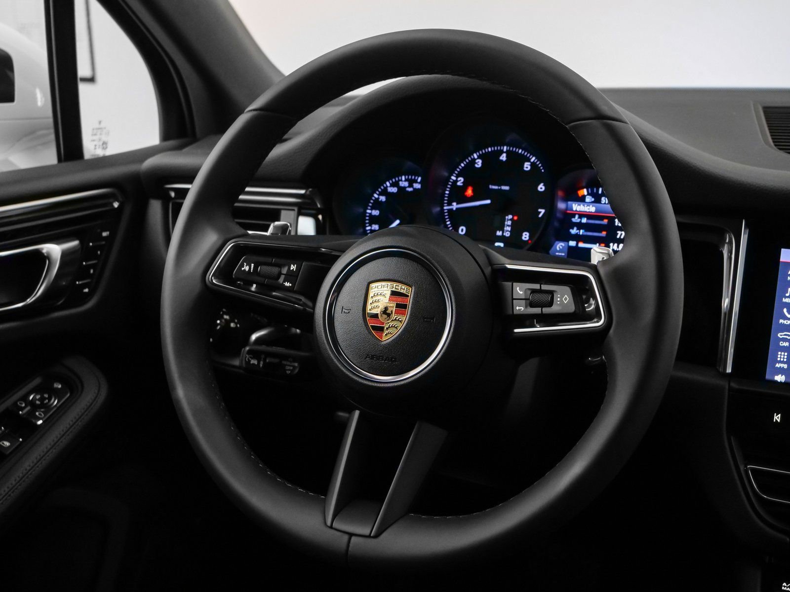 Certified 2025 Porsche Macan image 28