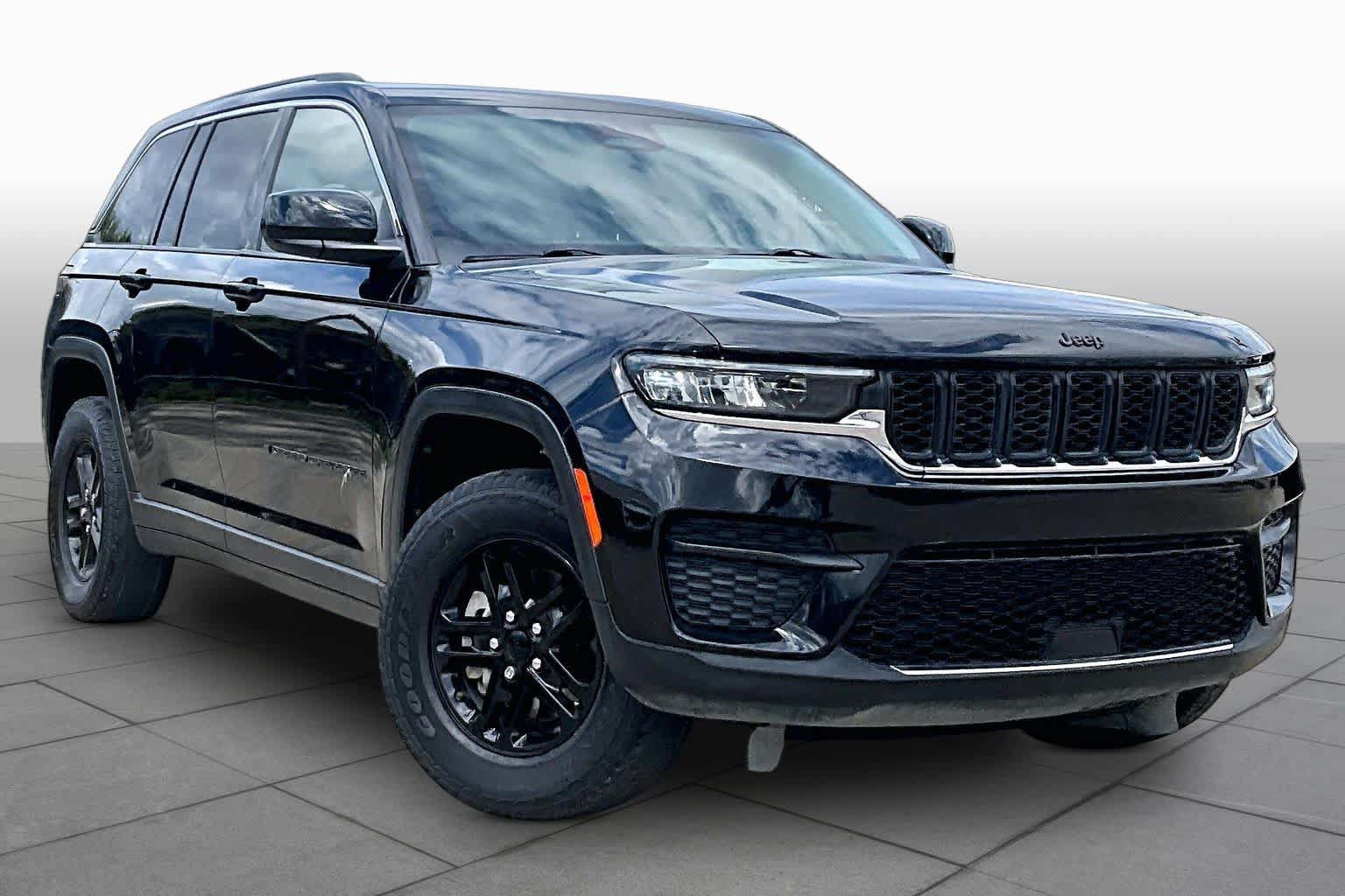 Used 2022 Jeep Grand Cherokee Laredo w/ Luxury Tech Group I AWD/4WD image 3