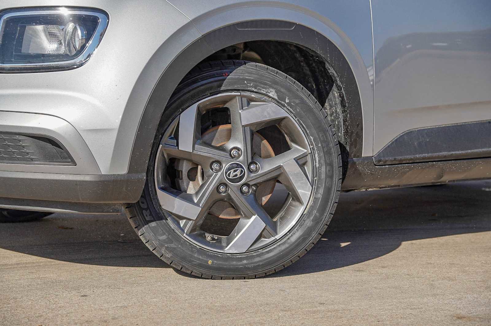 Used 2022 Hyundai Venue SEL image 2