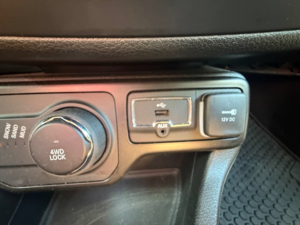 Used 2023 Jeep Renegade Latitude AWD/4WD image 32
