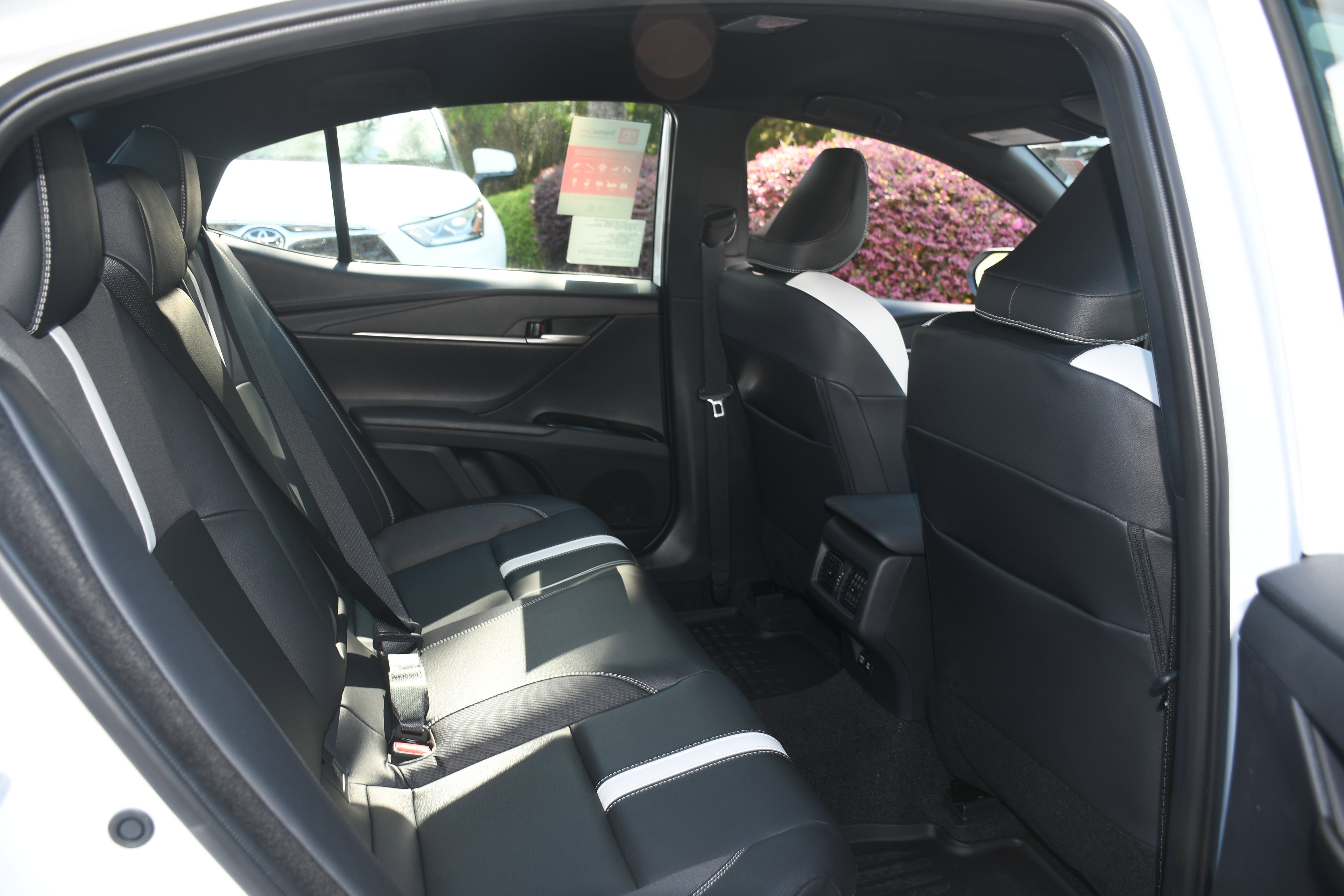 New 2026 Toyota Camry Hybrid FWD image 11