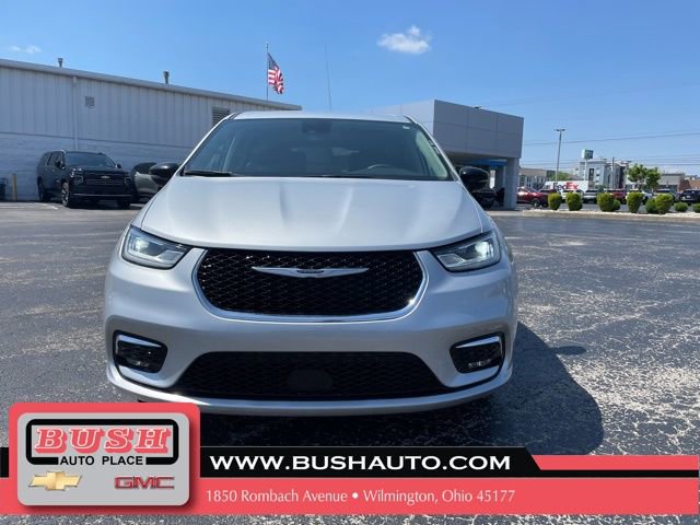 Used 2024 Chrysler Pacifica Touring-L FWD image 2