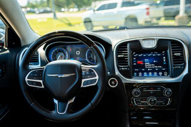 Used 2017 Chrysler 300 C RWD image 6
