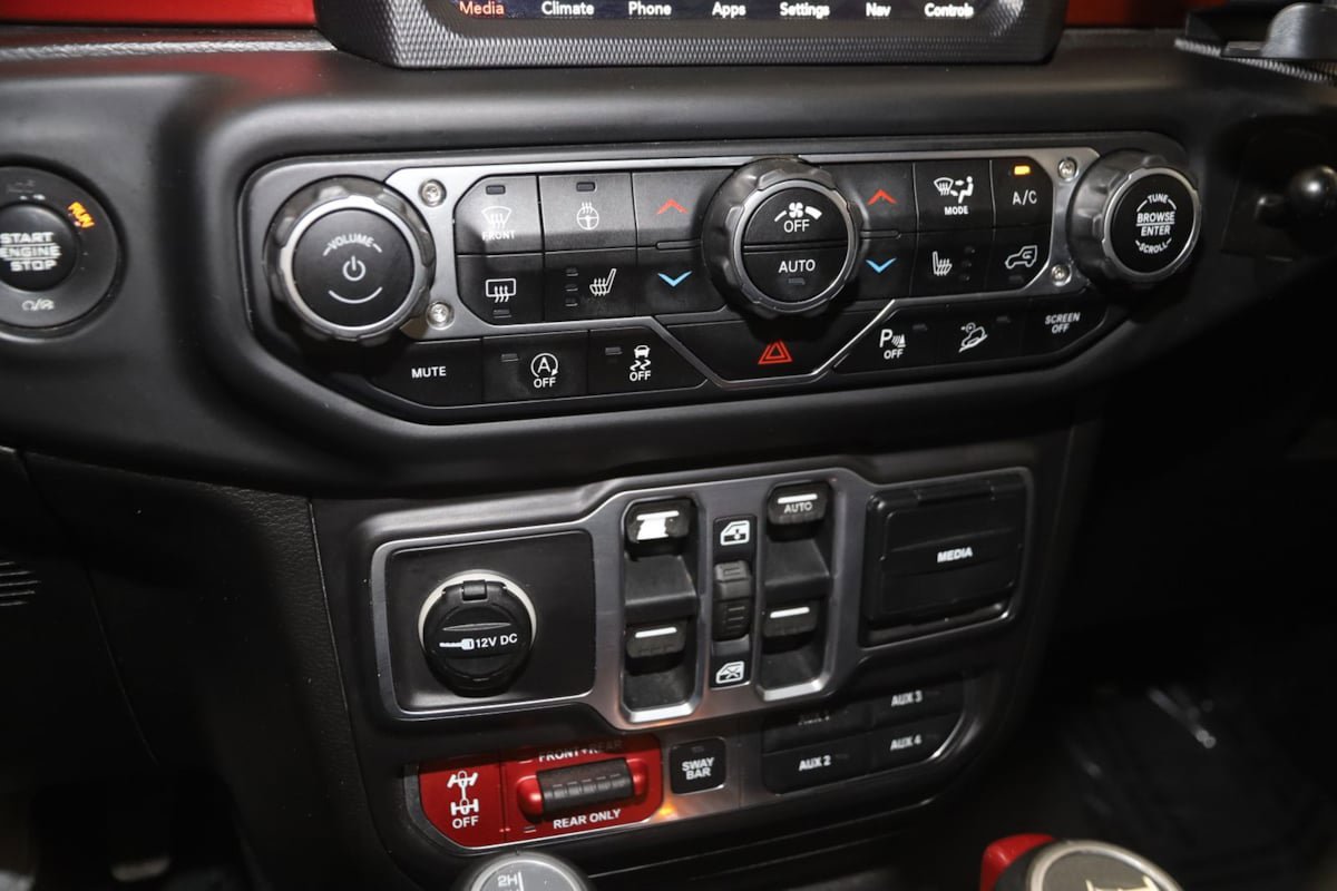 Used 2018 Jeep Wrangler Unlimited Rubicon w/ Dual Top Group AWD/4WD image 31