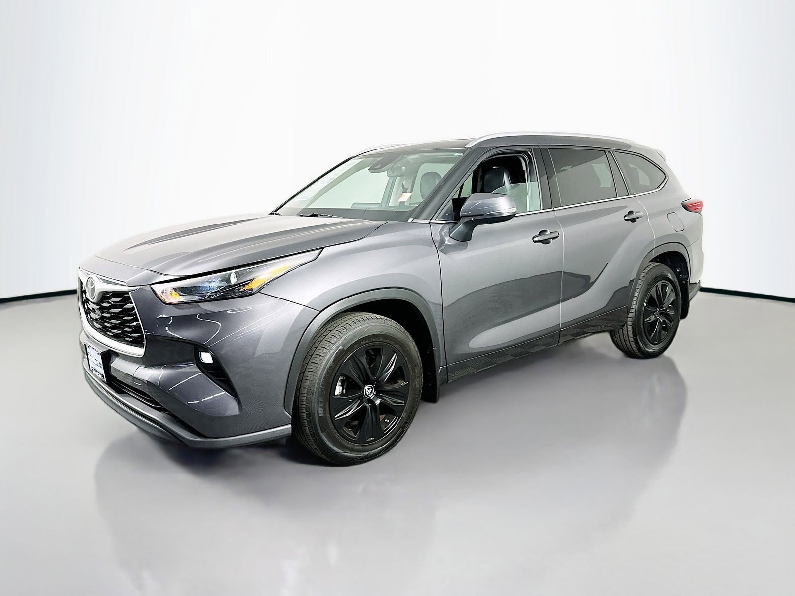 Used 2022 Toyota Highlander XLE AWD/4WD image 4