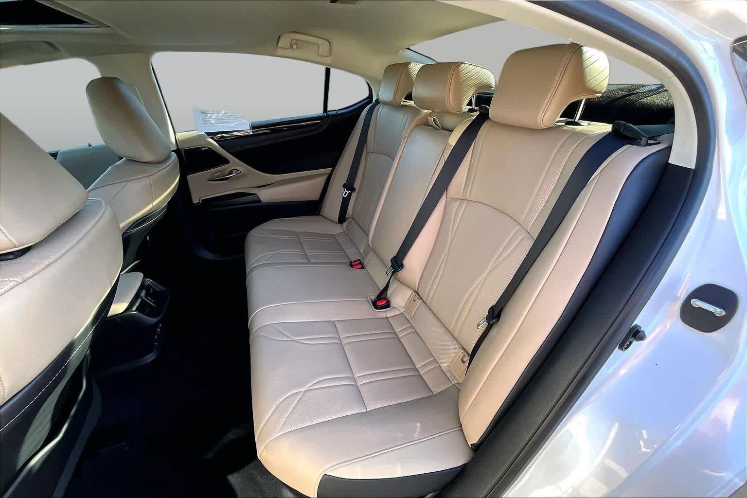 Used 2021 Lexus ES 300h w/ Accessory Package FWD image 18