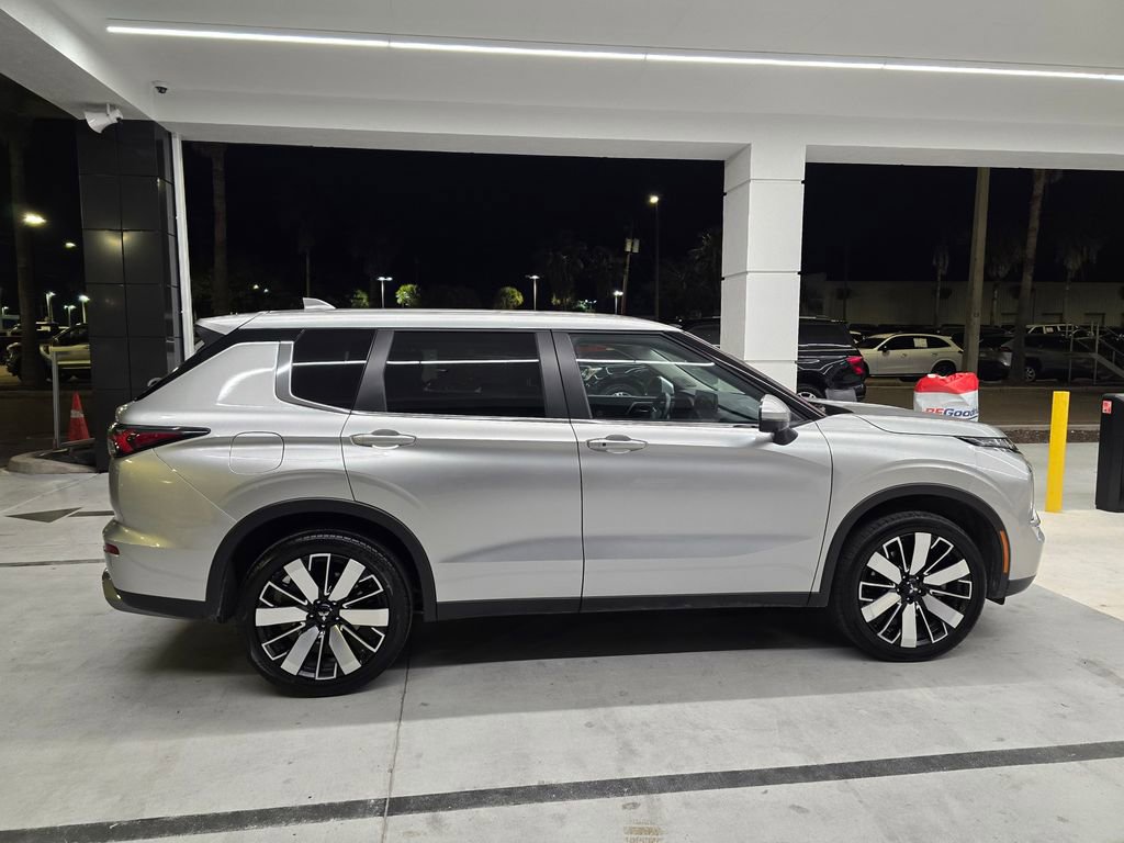 Used 2025 Mitsubishi Outlander SE FWD image 7