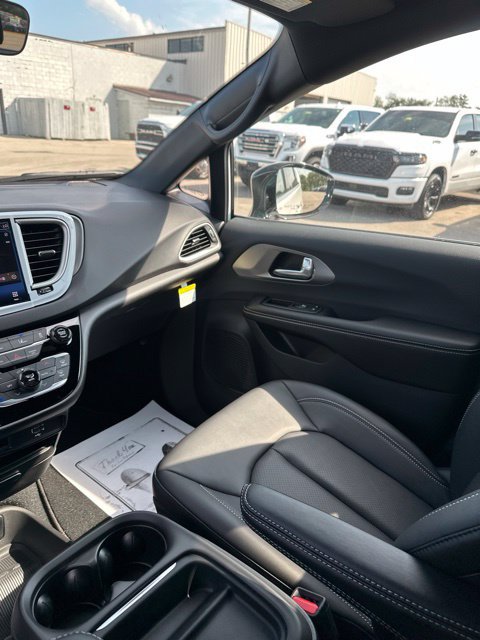 New 2027 Chrysler Pacifica LX FWD image 19