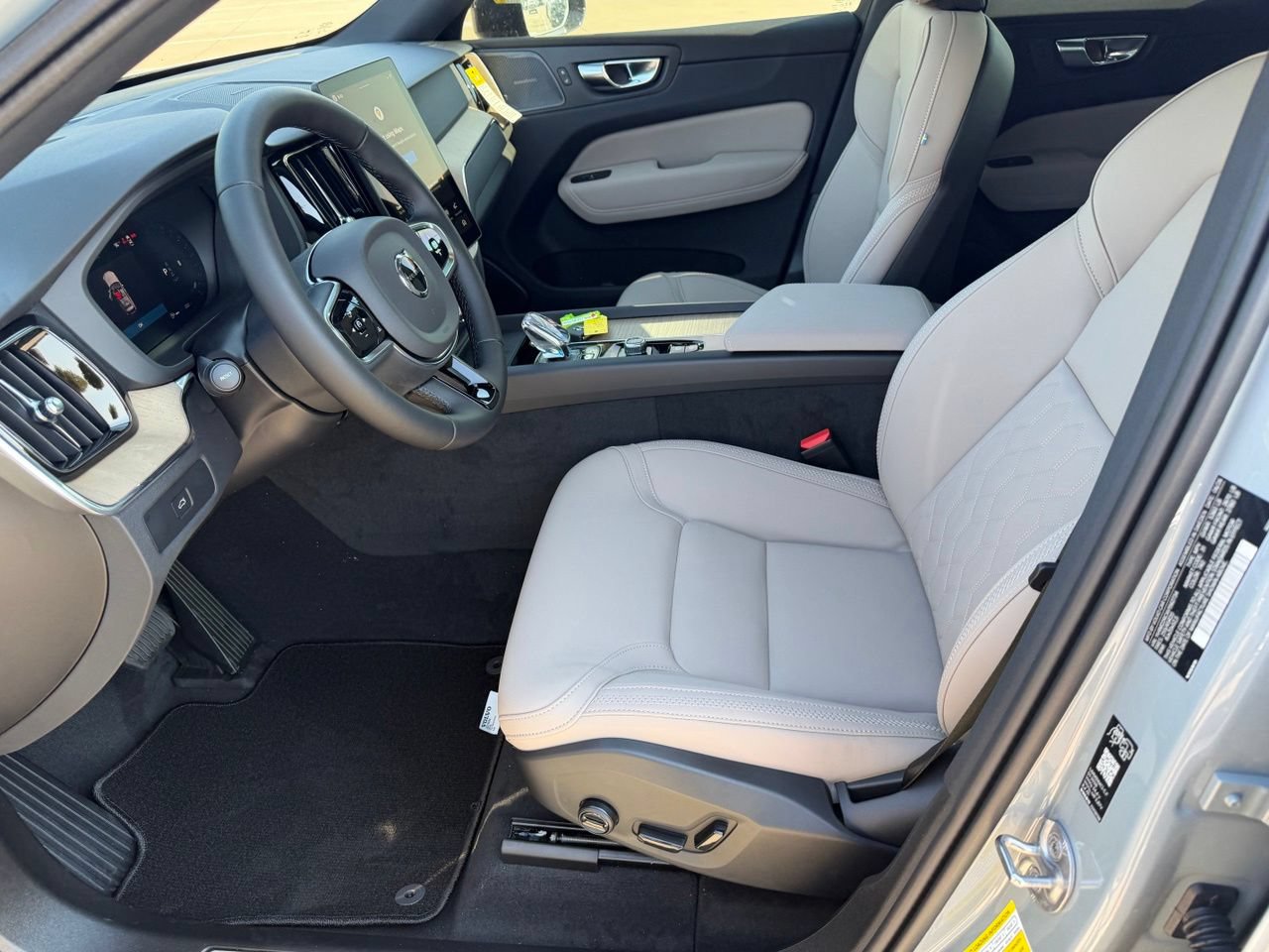 New 2027 Volvo XC60 B5 Plus AWD/4WD image 15