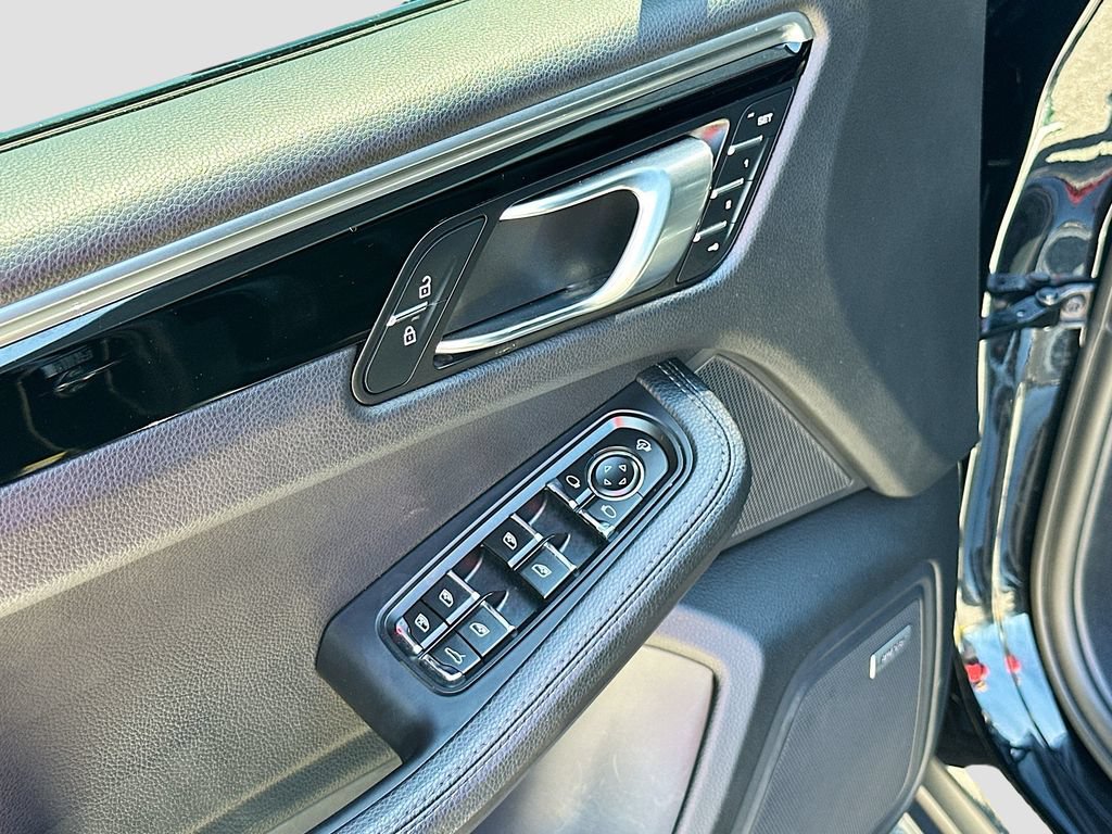 Certified 2023 Porsche Macan AWD/4WD image 20