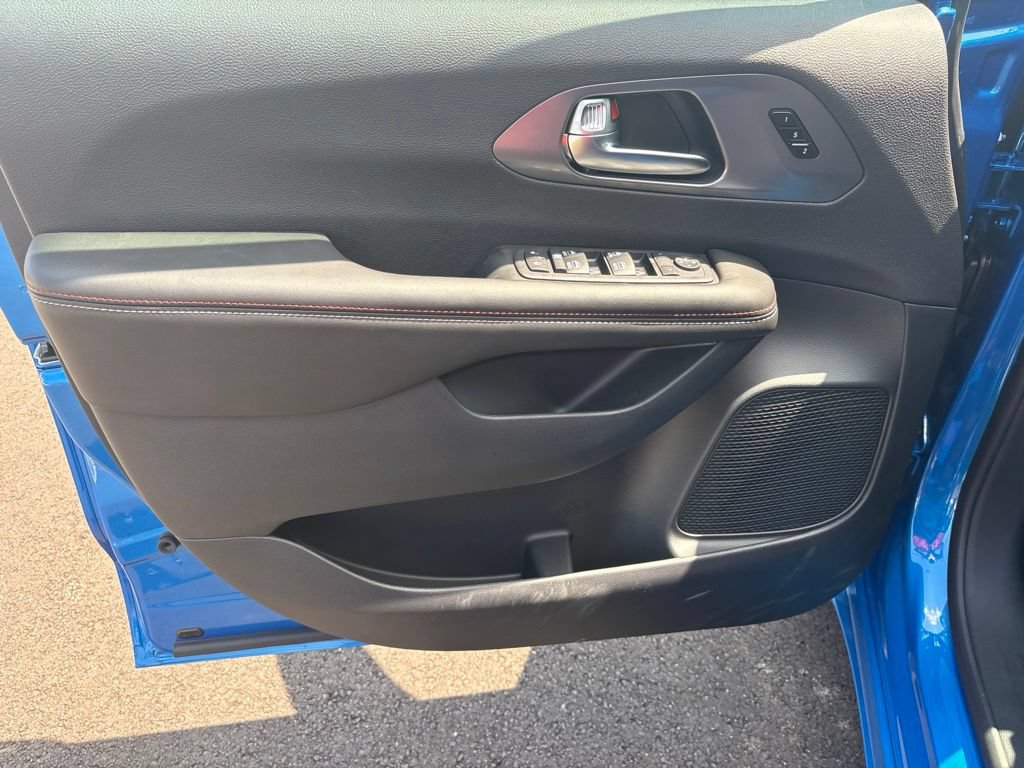 New 2027 Chrysler Pacifica Select FWD image 9