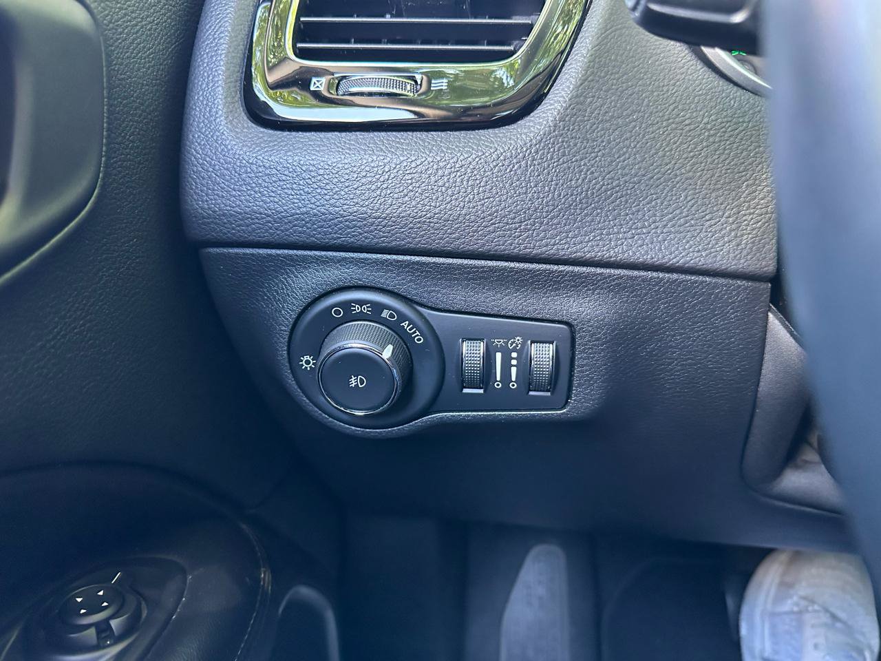 Used 2018 Jeep Compass Latitude w/ Popular Equipment Group AWD/4WD image 21