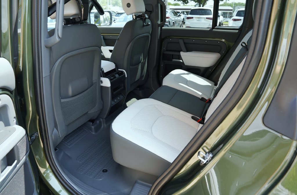 New 2026 Land Rover Defender 110 X-Dynamic SE AWD/4WD image 32