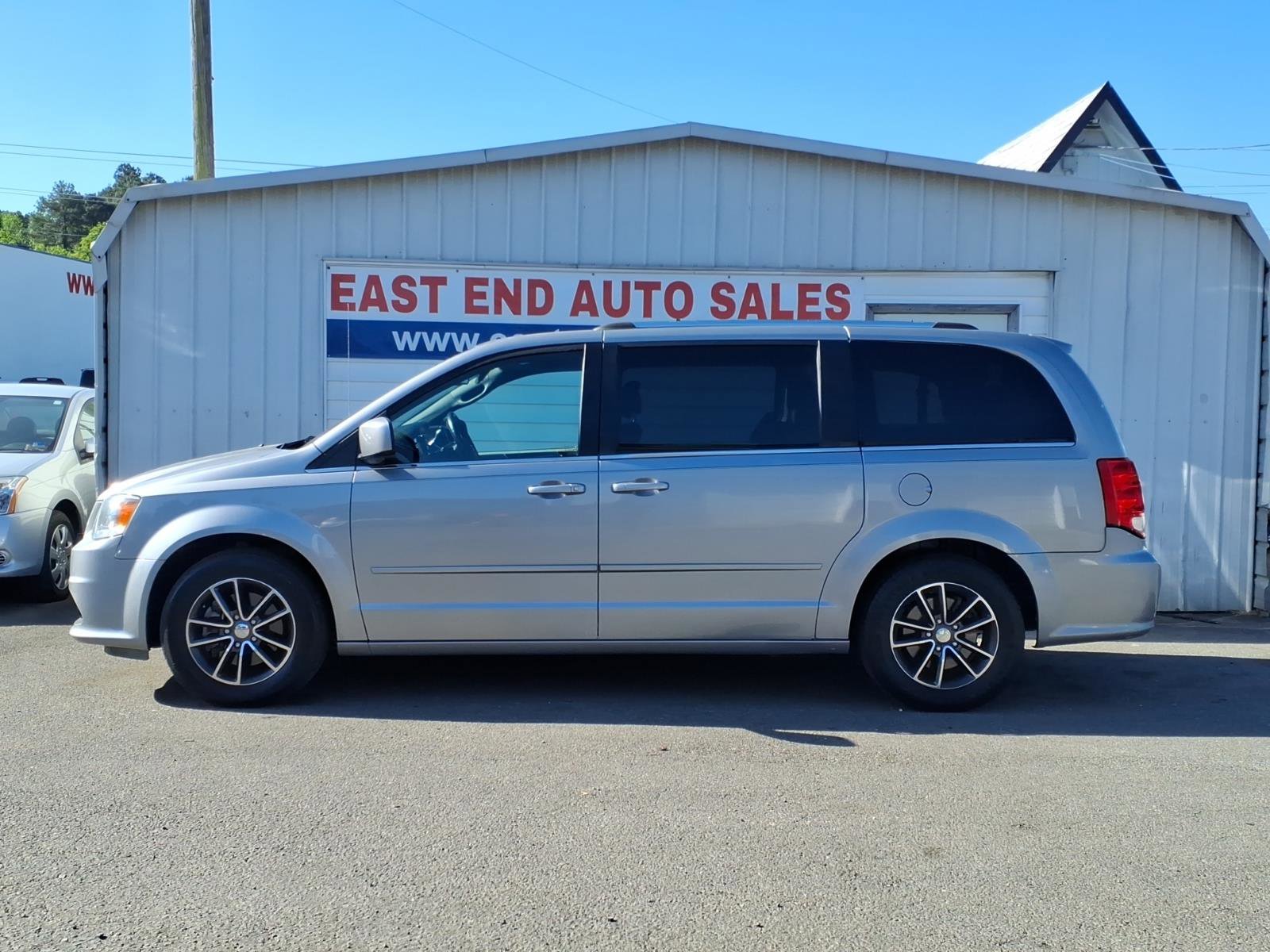 Used 2017 Dodge Grand Caravan SXT FWD image 2