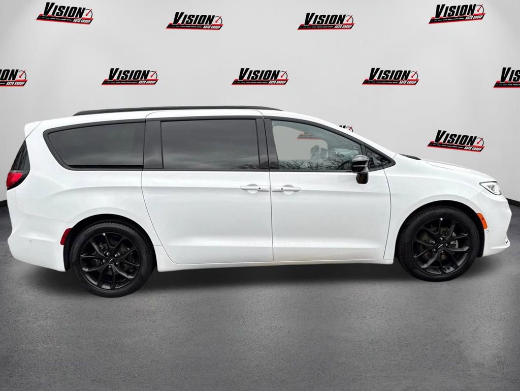 Used 2024 Chrysler Pacifica Limited w/ S Appearance Package image 4