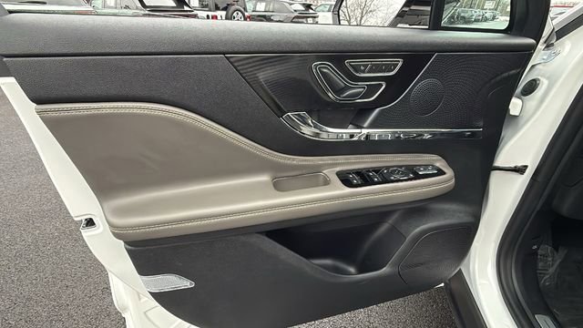 Used 2023 Lincoln Corsair Reserve w/ Rear Removable Package Tray image 17