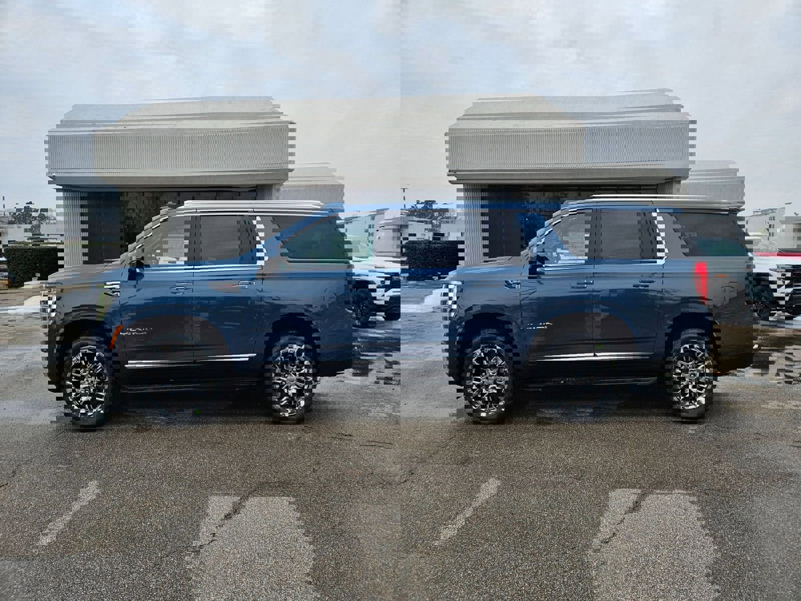 New 2026 GMC Yukon XL Elevation image 2