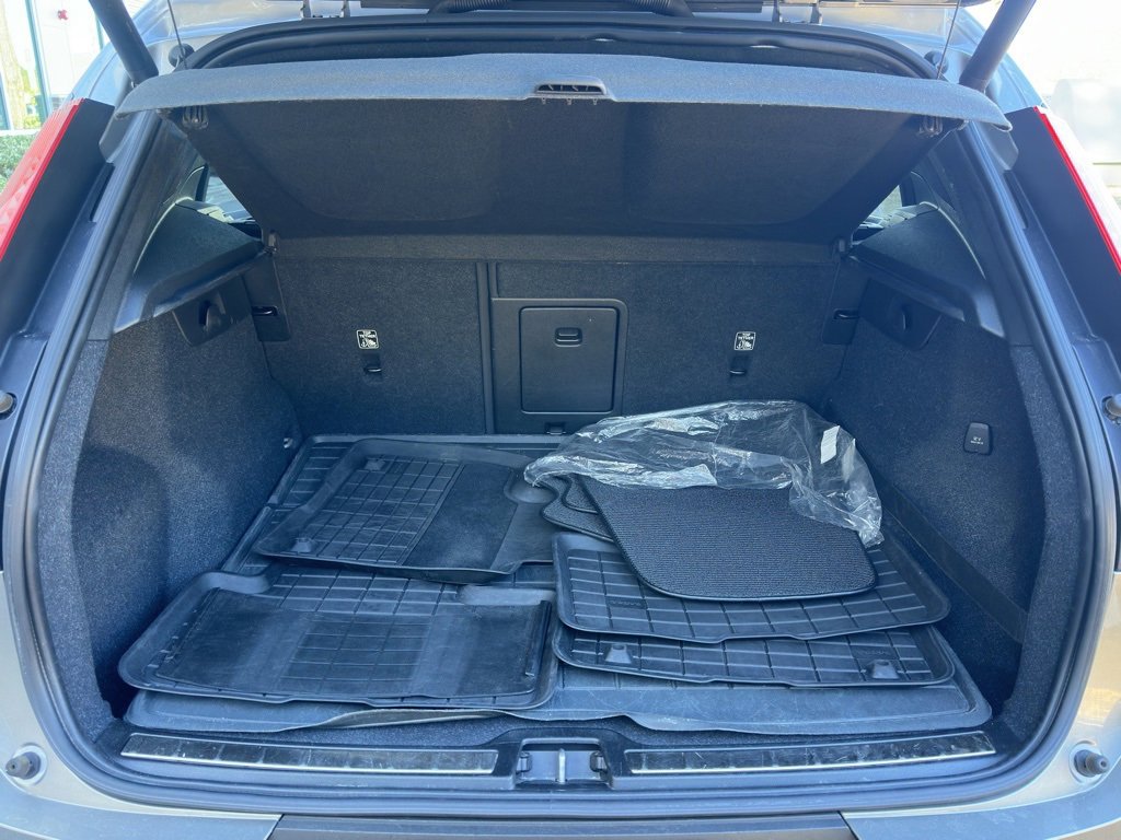 Used 2020 Volvo XC40 T4 Inscription image 32