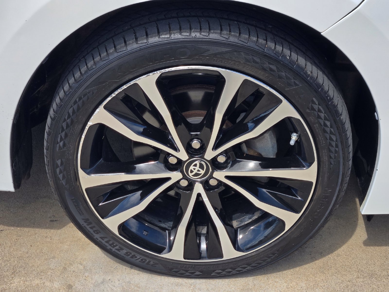 Used 2018 Toyota Corolla XSE FWD image 7
