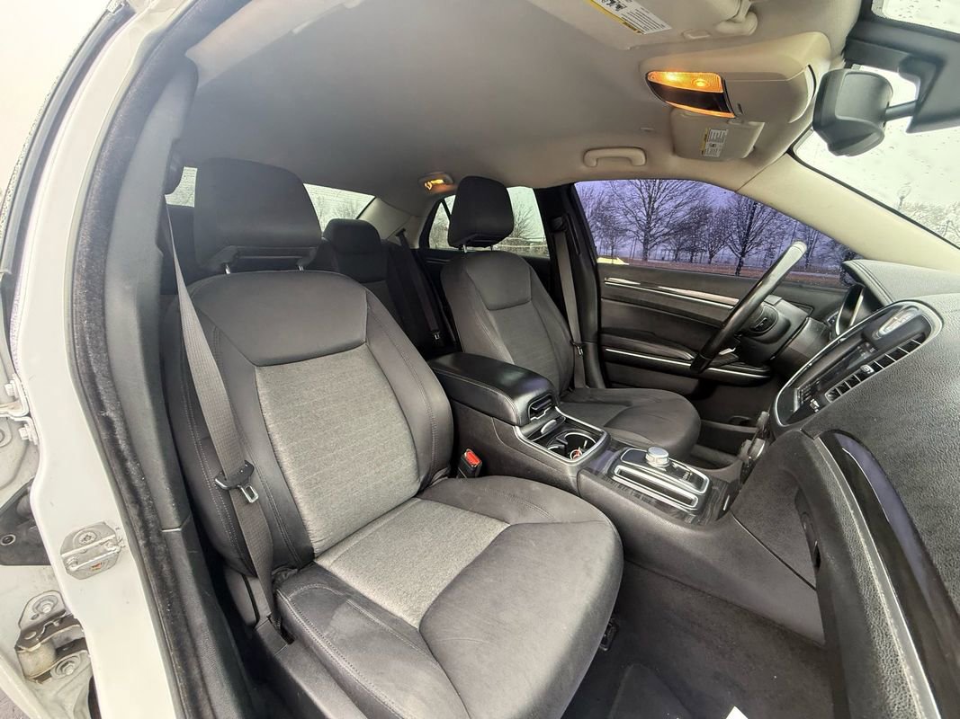 Used 2019 Chrysler 300 Touring w/ Chrome Appearance Package image 13