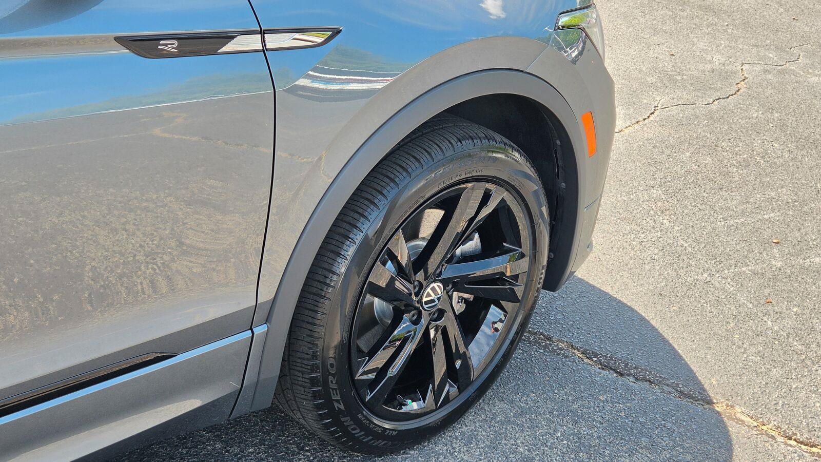 Used 2023 Volkswagen Tiguan SE R-Line AWD/4WD image 16