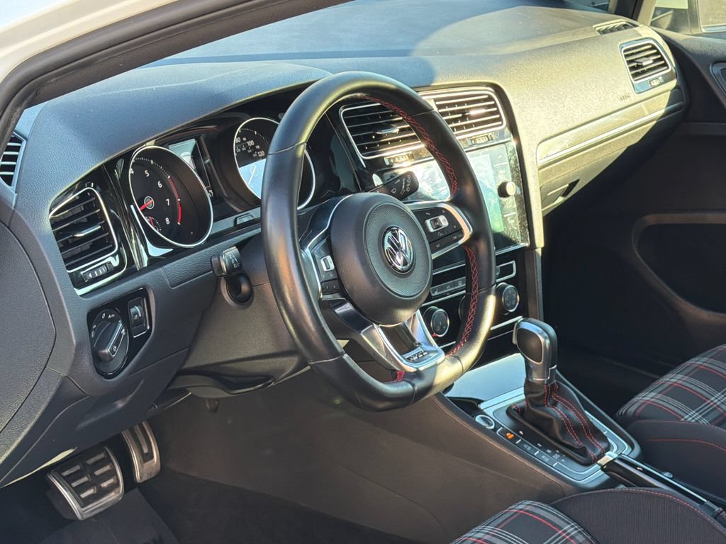 Used 2018 Volkswagen GTI SE FWD image 13