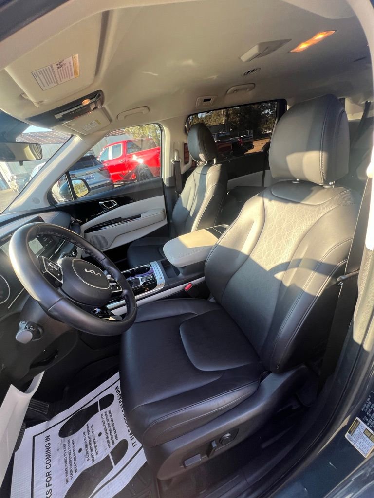 Used 2024 Kia Carnival EX image 17